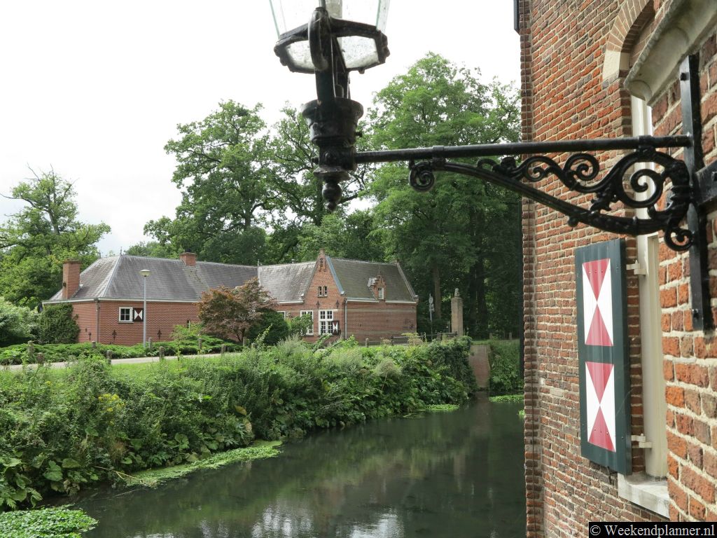 Het kasteel is omringt door een slotgracht. Als je langs de gracht het landgoed inloopt kom je bij de snelweg A2. 
